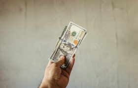 دلار ۲۰هزار تومانی؛ خبری برای خندیدن مرغ پخته!